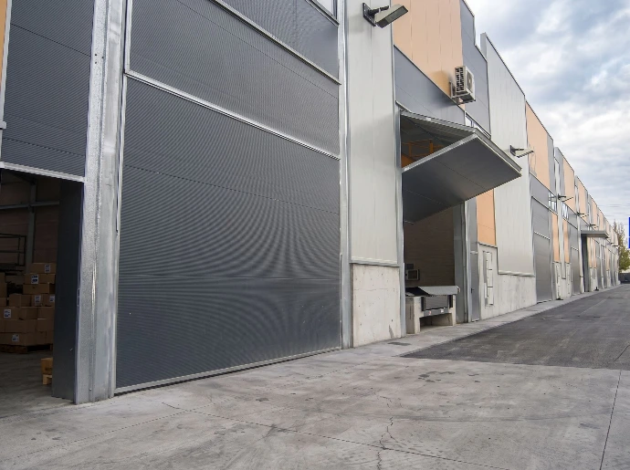 Puerta preleva contrapesada revestida con panel sándwich gris